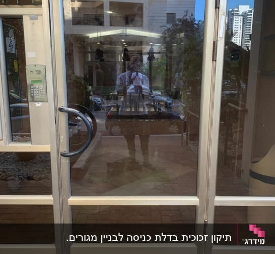דלת זכוכית עם ידית מתכת ומנעול